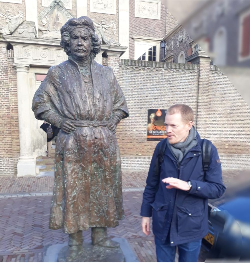 Guided tour in Amsterdam with canals and old houses